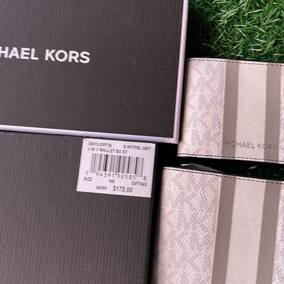Michael Kors Boxed Signature 3 in 1 Bifold Wallet In White / Pearl Grey - Picture 4 of 16